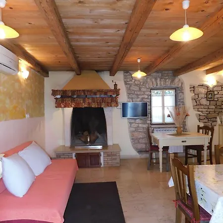 Maison d'hôtes With Pool Muntić